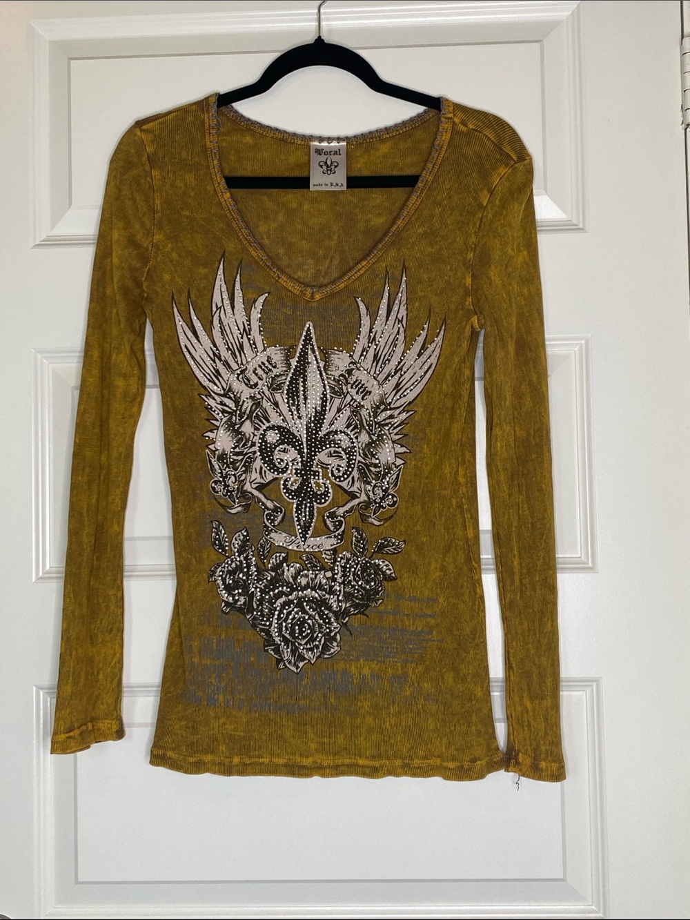 Vintage Y2K Vocal Mustard V-Neck Long Sleeve Top with Fleur-de-Lis Graphic